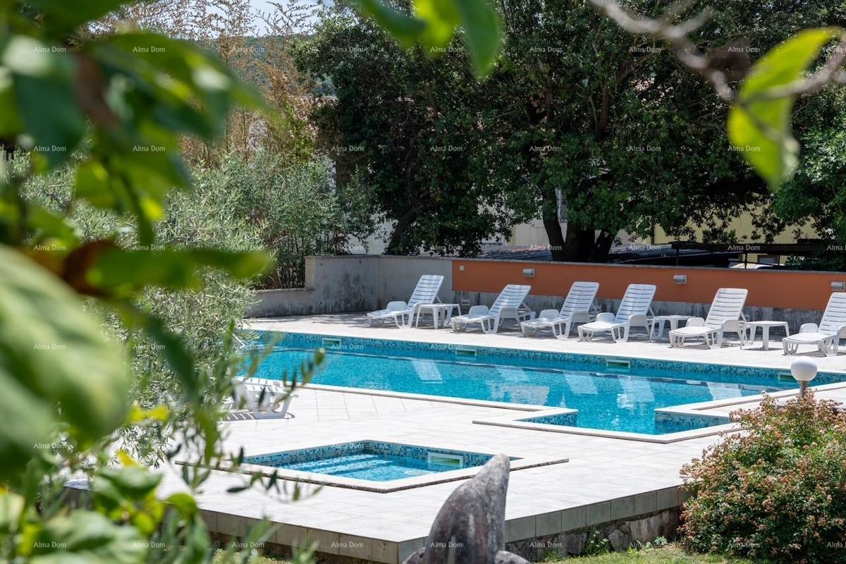 Investimento da sogno: affascinante hotel a Krnica, a 200 m dal mare