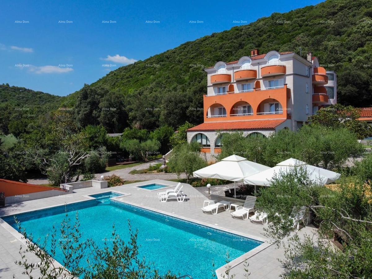 Investimento da sogno: affascinante hotel a Krnica, a 200 m dal mare