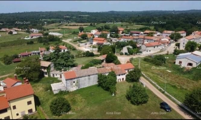 In vendita vecchia casa in pietra con terreno nel Barban, ideale per casa vacanze.