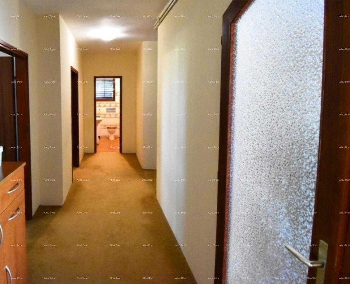 Poreč, Casa con appartamenti di 330m² con piscina