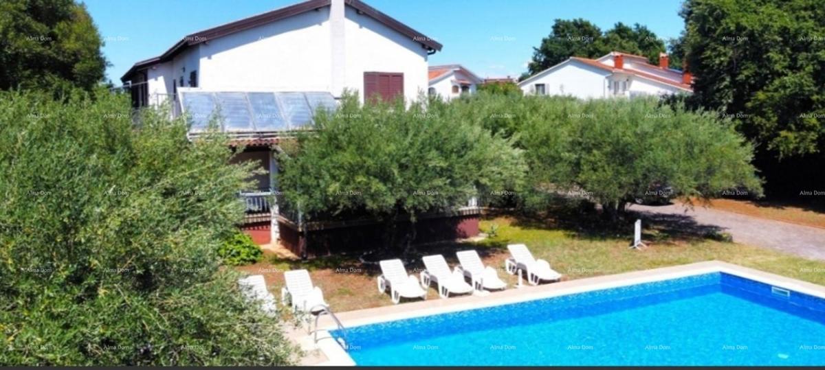 Poreč, Casa con appartamenti di 330m² con piscina