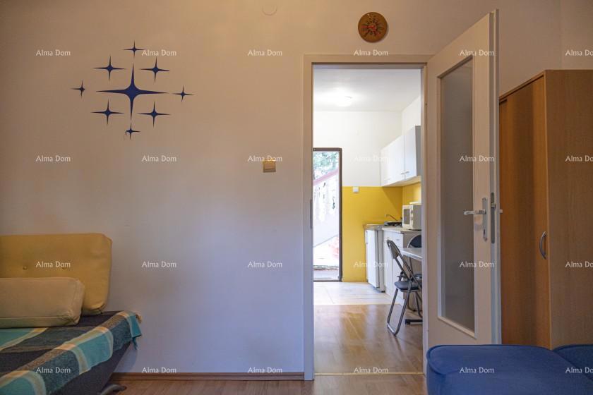 Appartamento al piano terra con loggia e piscina. Medulin.