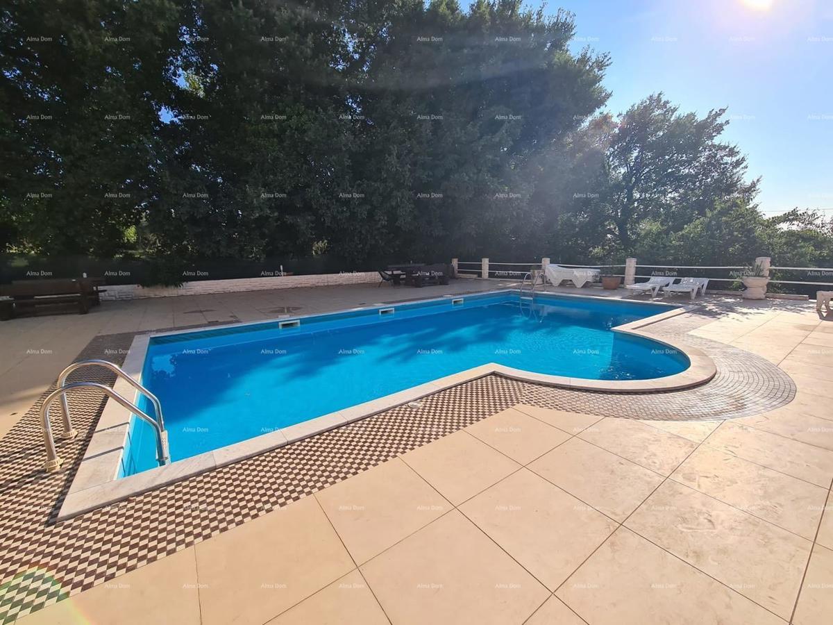 Appartamento al piano terra con loggia e piscina. Medulin.