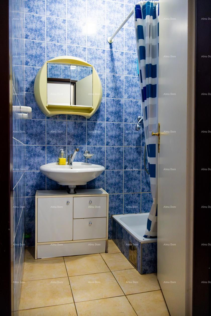 Appartamento al piano terra con loggia e piscina. Medulin.