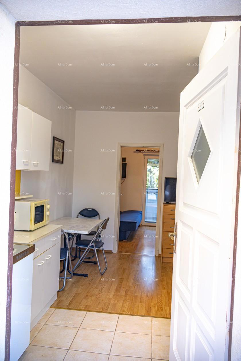 Appartamento al piano terra con loggia e piscina. Medulin.