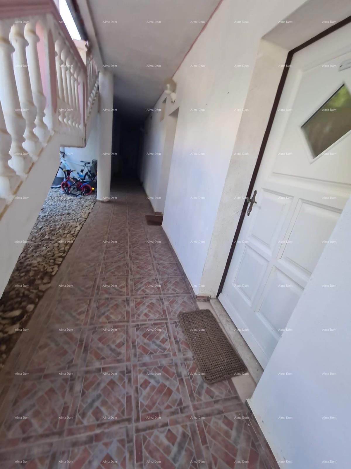 Appartamento al piano terra con loggia e piscina. Medulin.