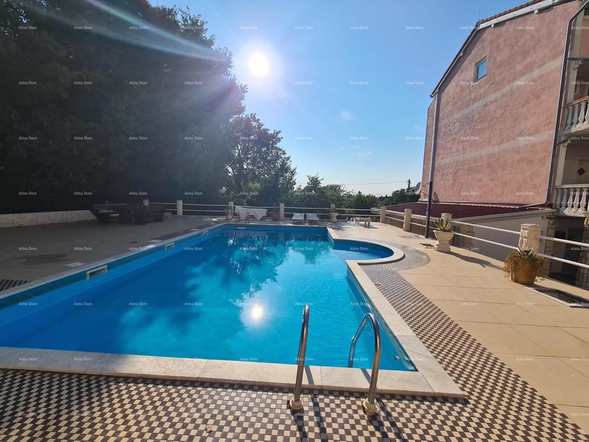 Appartamento al piano terra con loggia e piscina. Medulin.