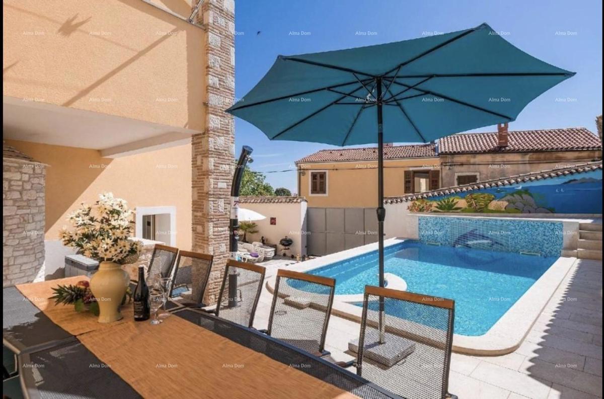 Una bellissima villa con piscina a Dignano è in vendita