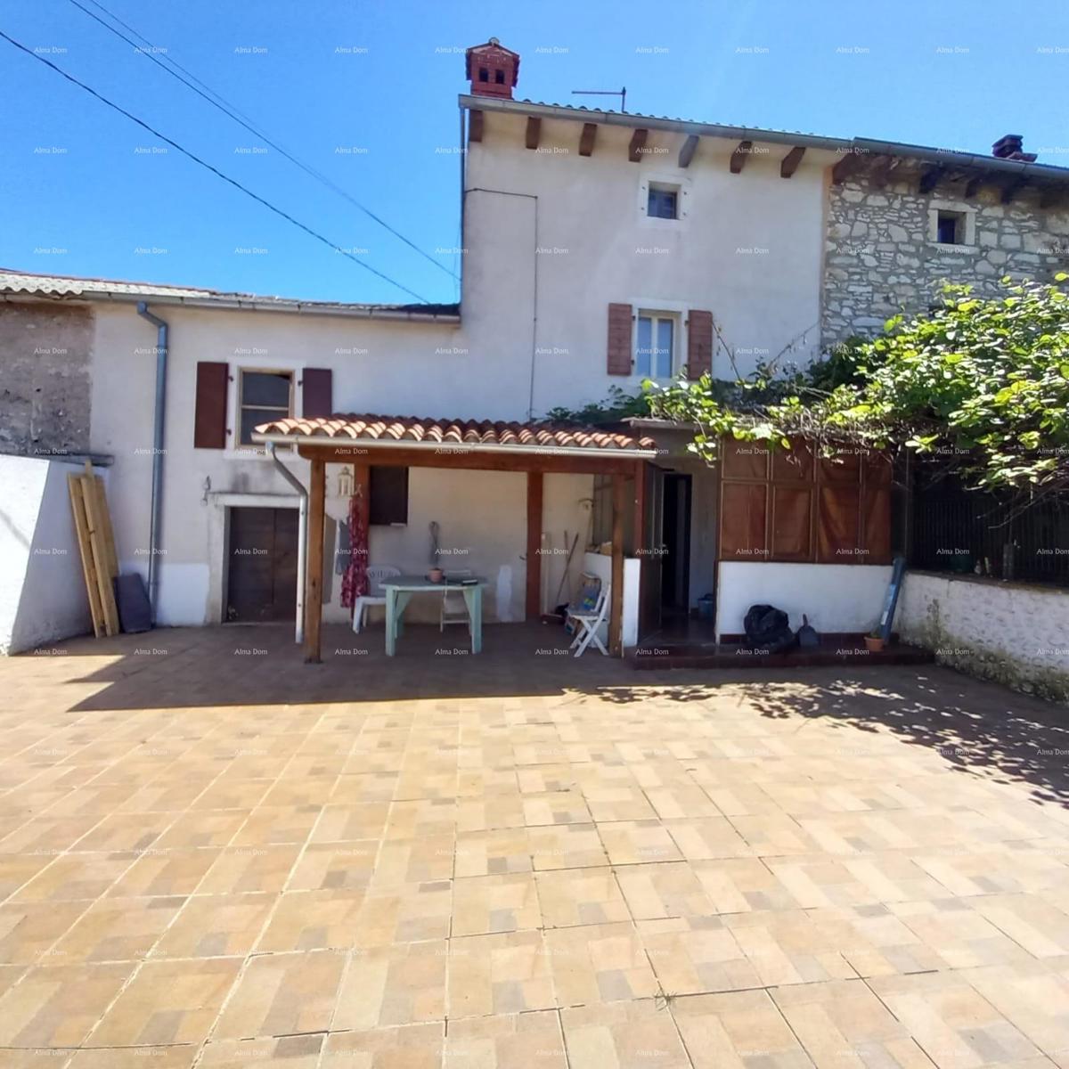 In vendita: affascinante casa istriana con ampio cortile – Valtura