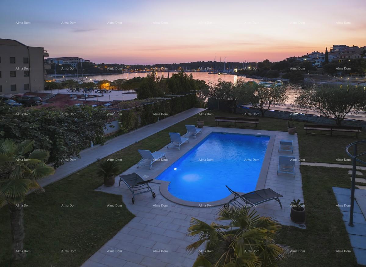 Primo fila al mare e alla spiaggia – casa con piscina e grande giardino, Pješčana Uvala!