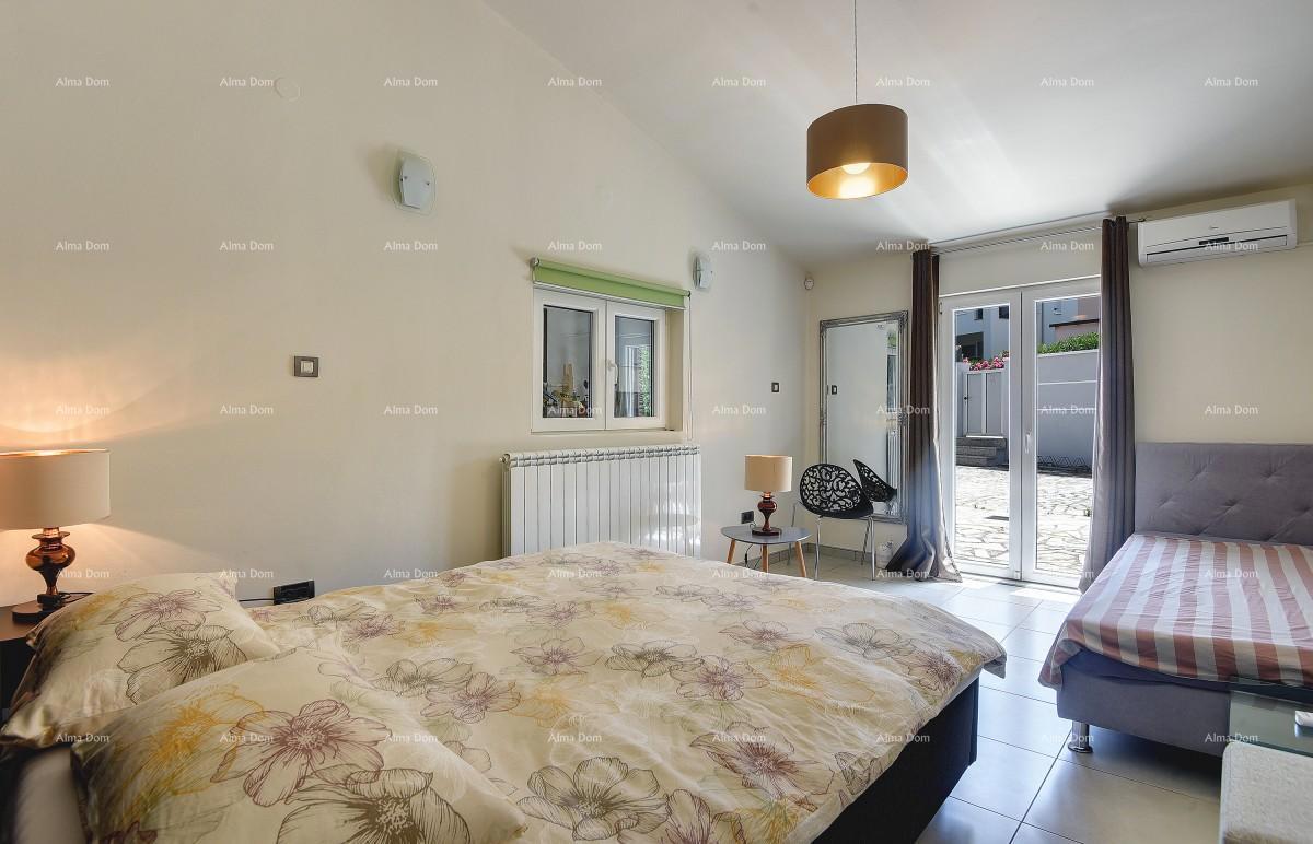 Primo fila al mare e alla spiaggia – casa con piscina e grande giardino, Pješčana Uvala!