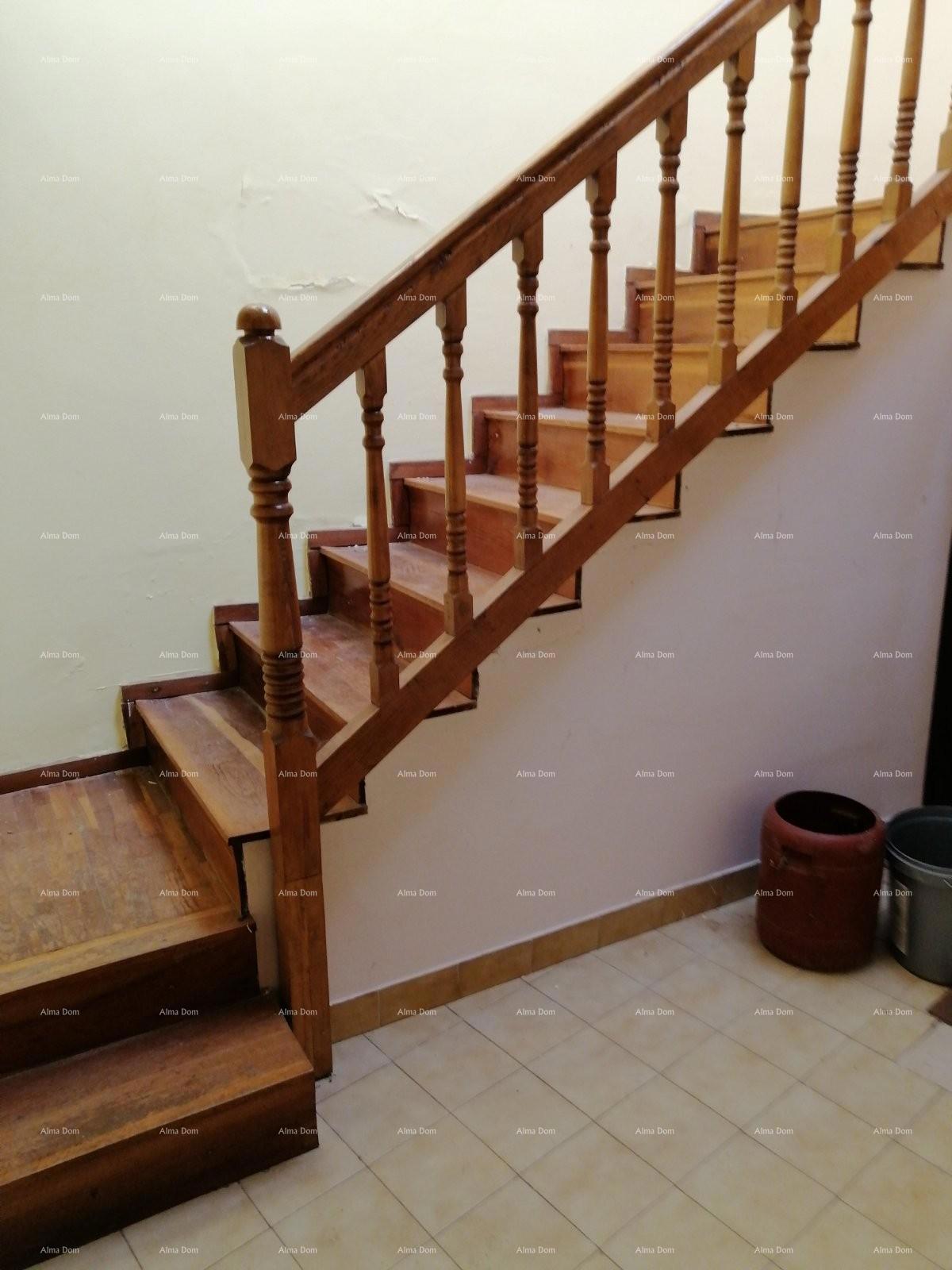 Casa nel centro di Marčana con un giardino.