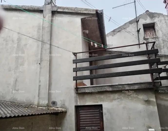 Casa nel centro di Marčana con un giardino.