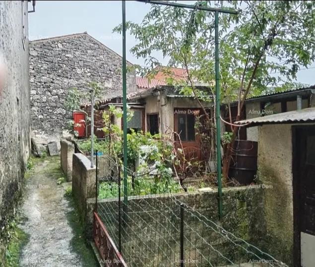 Casa nel centro di Marčana con un giardino.