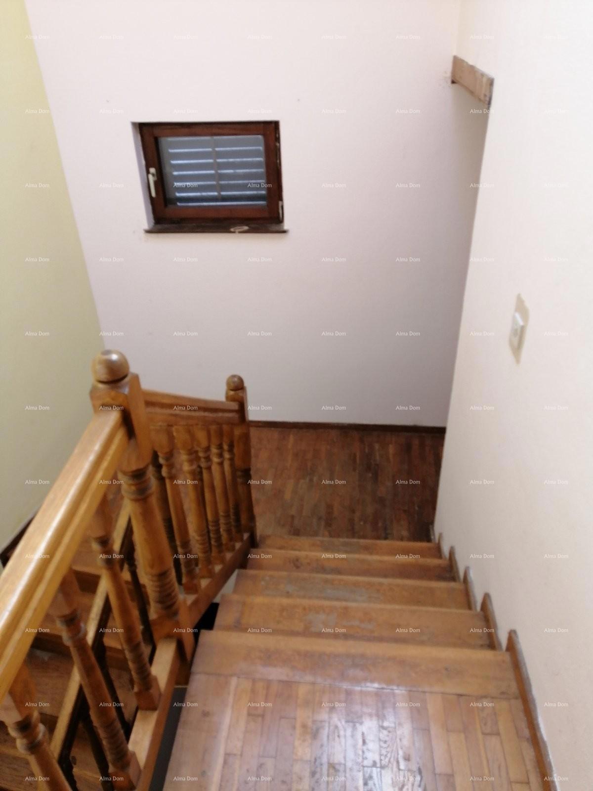 Casa nel centro di Marčana con un giardino.