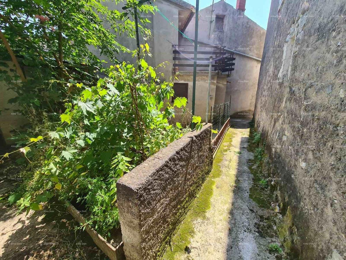Casa nel centro di Marčana con un giardino.