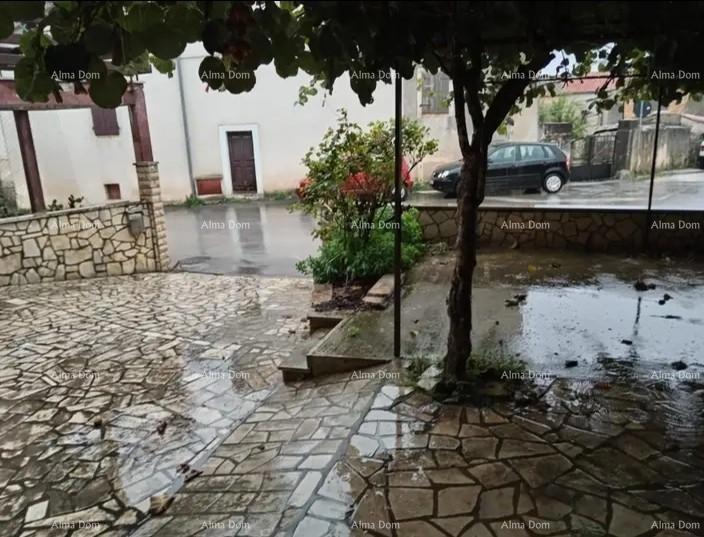 Casa nel centro di Marčana con un giardino.