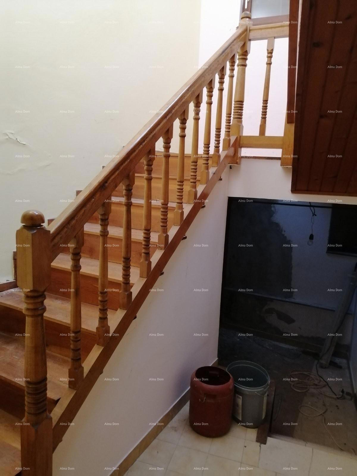 Casa nel centro di Marčana con un giardino.