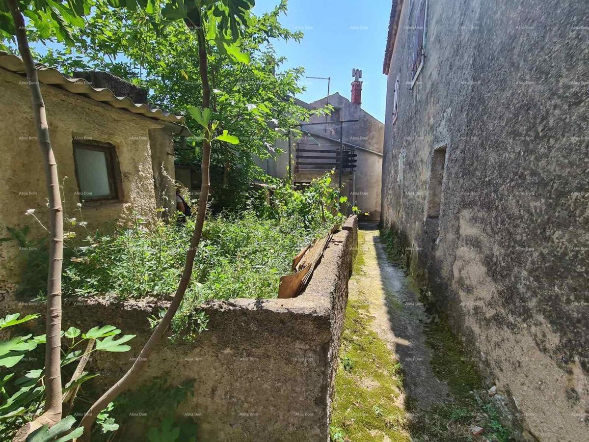 Casa nel centro di Marčana con un giardino.
