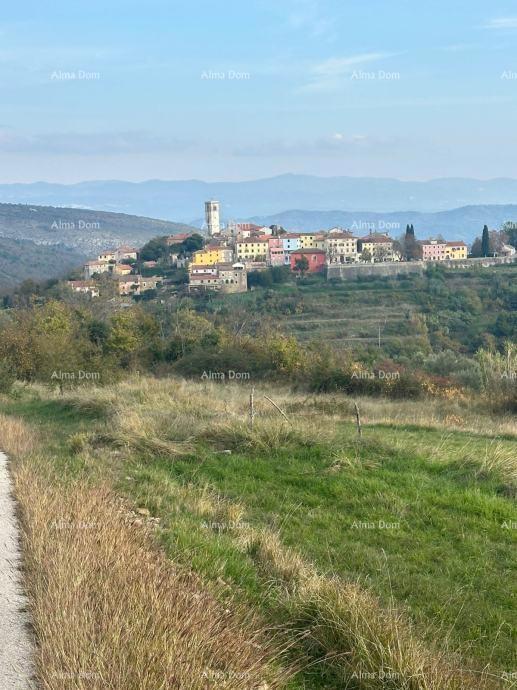 In vendita un terreno edificabile, situato nelle immediate vicinanze di Oprtalj.