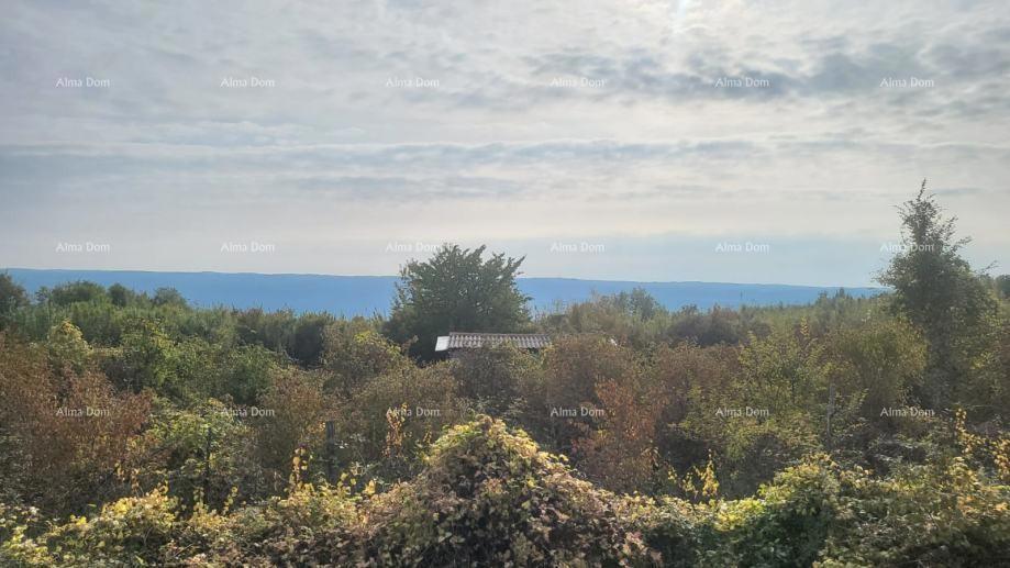 In vendita un terreno edificabile, situato nelle immediate vicinanze di Oprtalj.