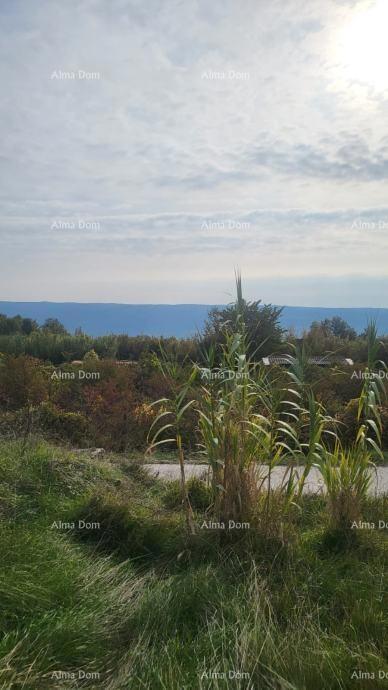 In vendita un terreno edificabile, situato nelle immediate vicinanze di Oprtalj.