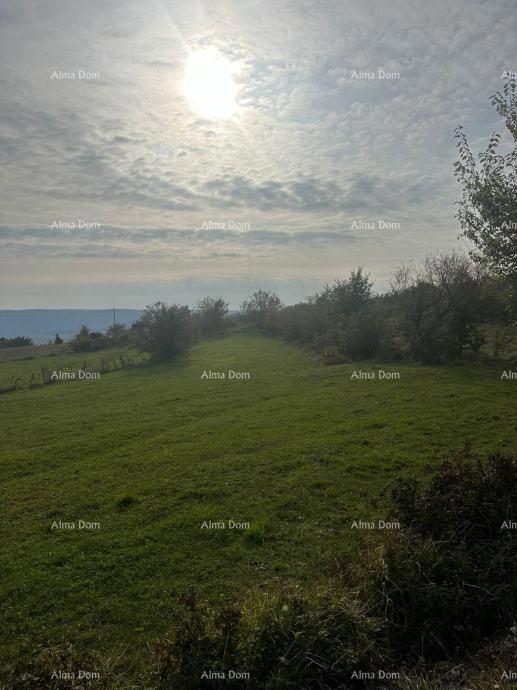 In vendita un terreno edificabile, situato nelle immediate vicinanze di Oprtalj.