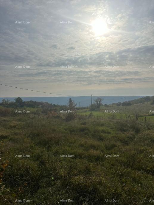 In vendita un terreno edificabile, situato nelle immediate vicinanze di Oprtalj.