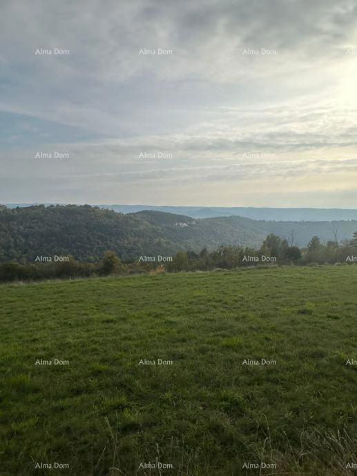In vendita un terreno edificabile, situato nelle immediate vicinanze di Oprtalj.