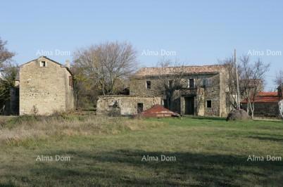 Rinnova la tua oasi a Oprtalj: case in pietra su un ampio terreno con potenziale