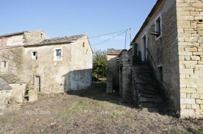 Rinnova la tua oasi a Oprtalj: case in pietra su un ampio terreno con potenziale