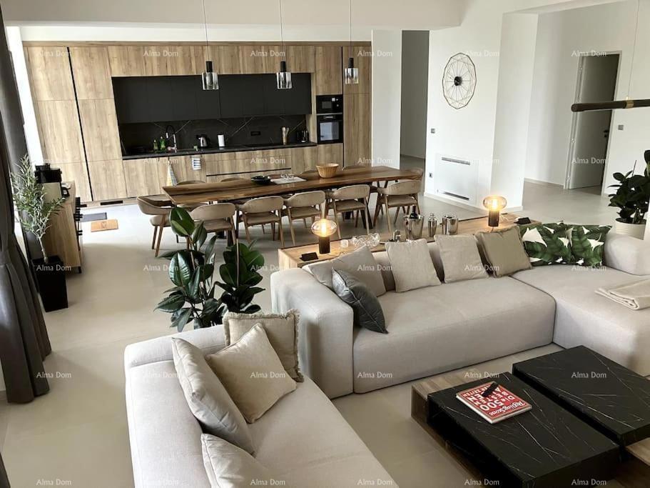 Bella e moderna casa in vendita, Parenzo