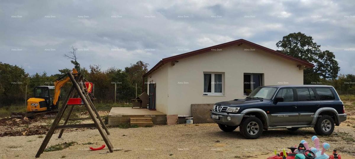 Vendita di un ampio terreno edificabile con una casa e un progetto per la costruzione di un'ulteriore villa, Svetvinčenat