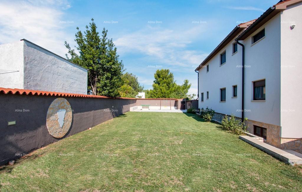 Premantura, villa indipendente con 5 camere da letto. Vicinanza al mare.