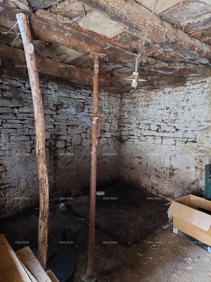 Una casa da ristrutturare è in vendita