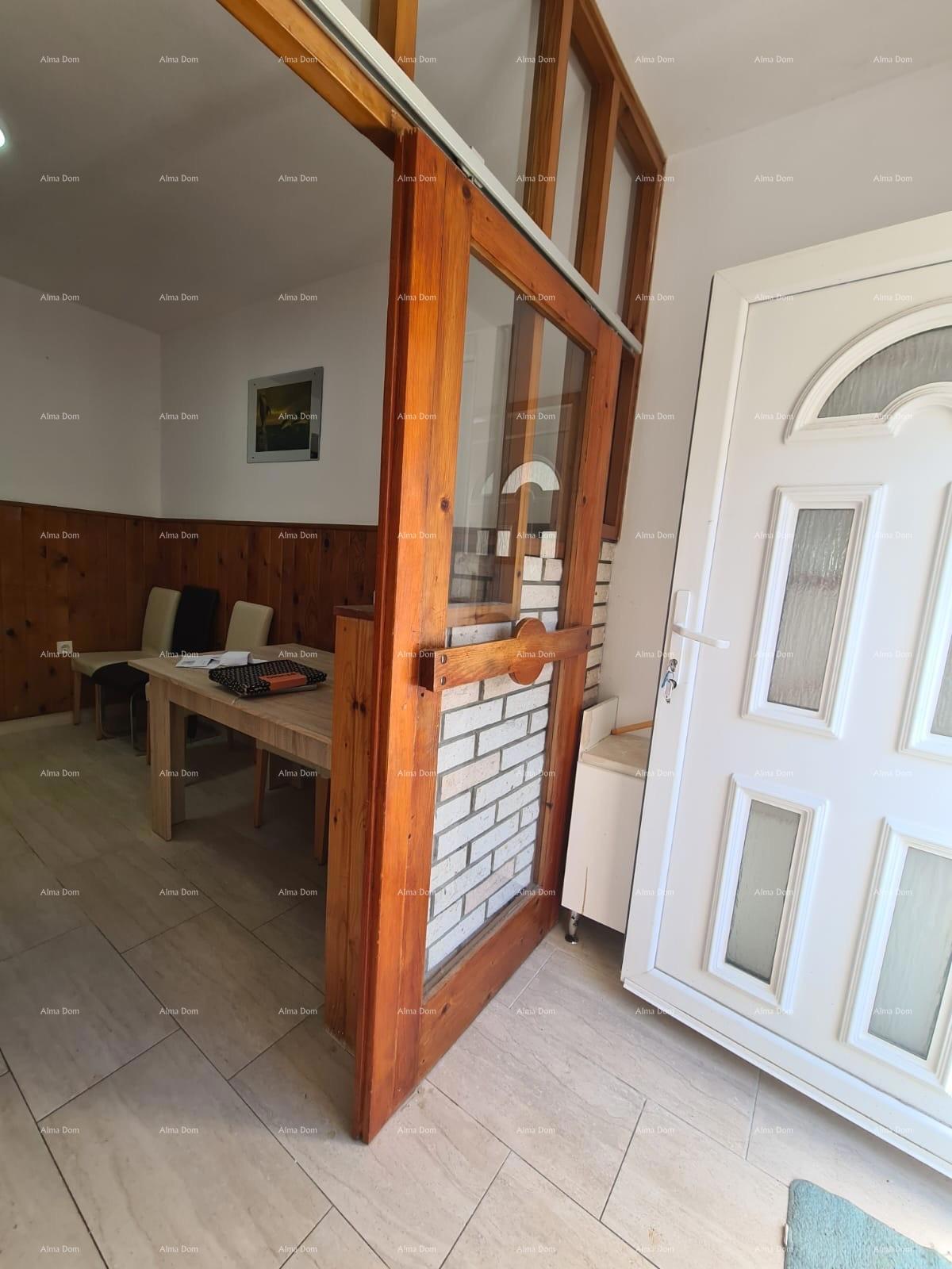 Eccellente opportunità! Vendita di una casa ristrutturata nel centro di Medulin! Vista mare!