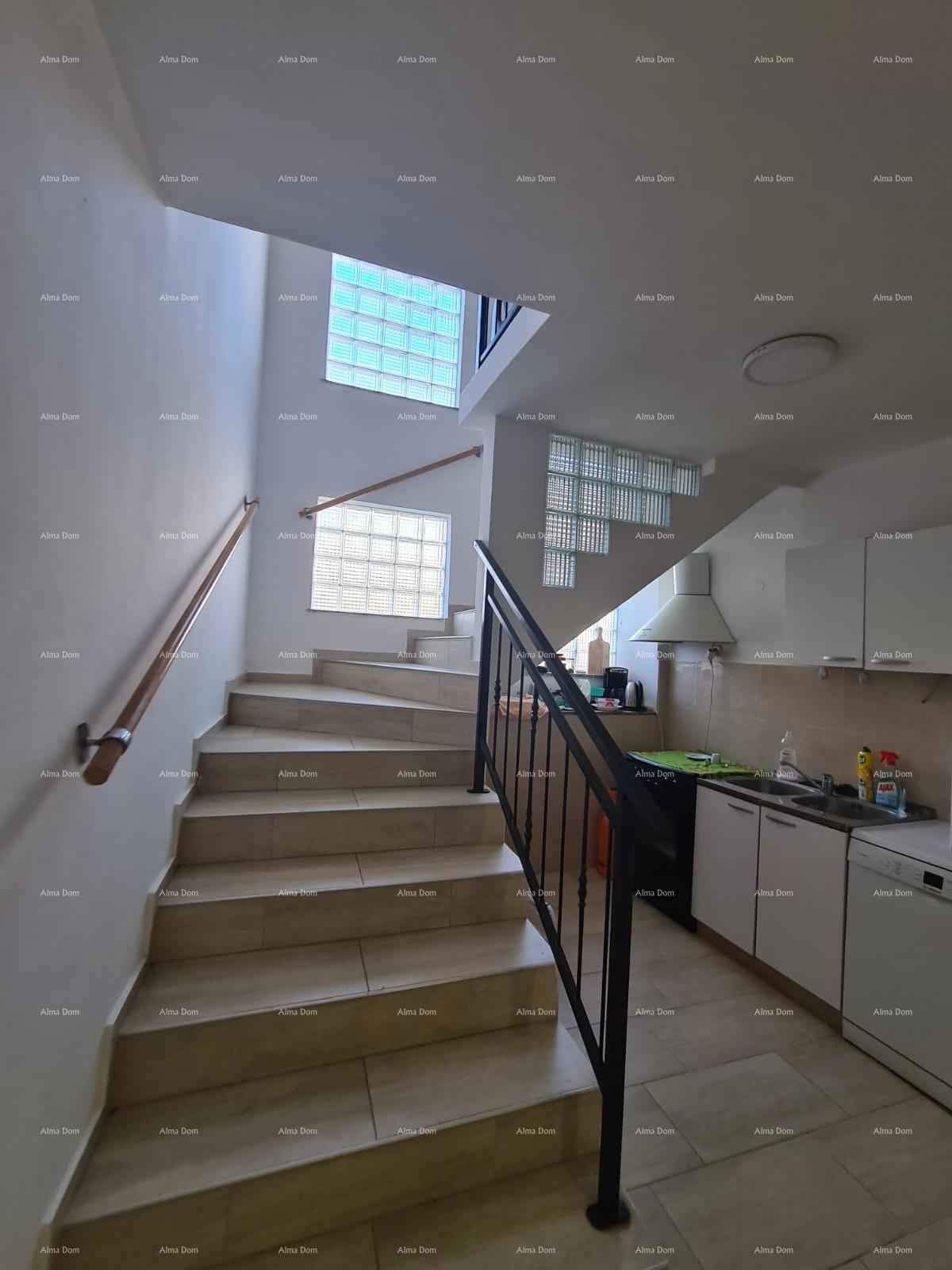 Eccellente opportunità! Vendita di una casa ristrutturata nel centro di Medulin! Vista mare!