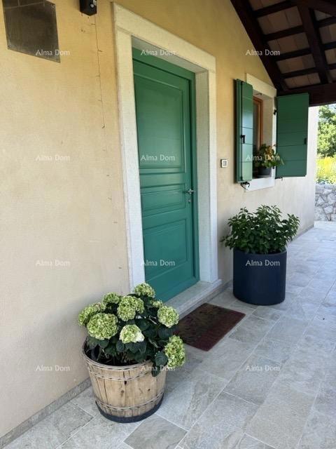 Casa Mediterranea con piscina e vista mare, Raša