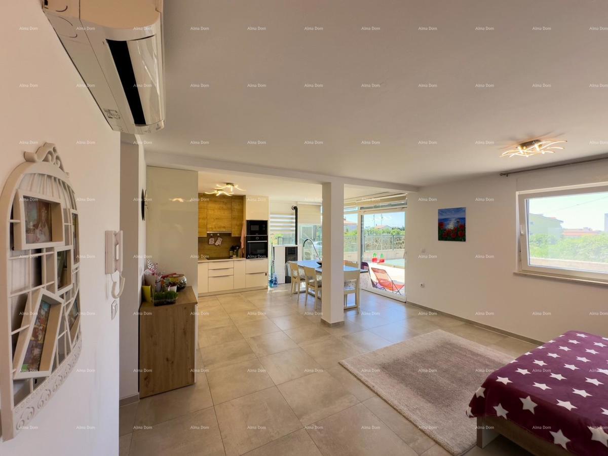 Vendiamo un appartamento al piano terra con piscina privata. Medolino