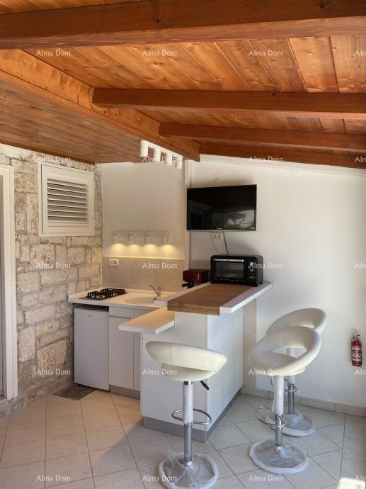 Pula – Casa con due unità abitative, a 50 m dal mare