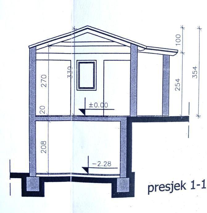 Pula – Casa con due unità abitative, a 50 m dal mare