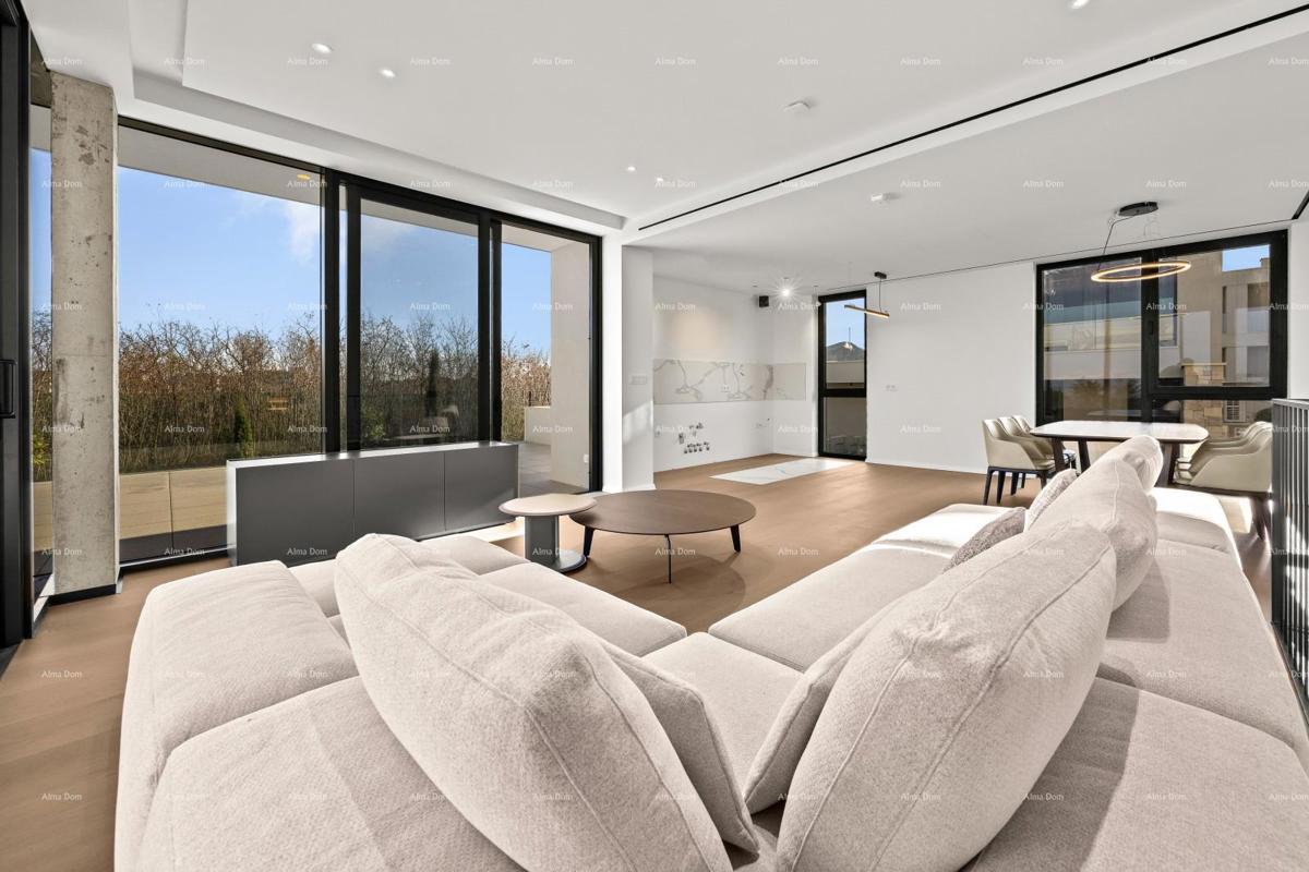 Primo fila al mare! Casa di lusso a Umago, a 300 m dal mare - perfetta per famiglie con comfort moderni.