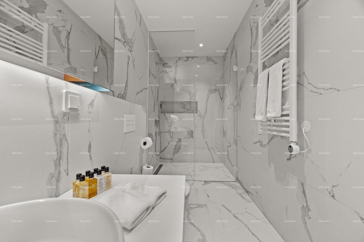 Primo fila al mare! Casa di lusso a Umago, a 300 m dal mare - perfetta per famiglie con comfort moderni.