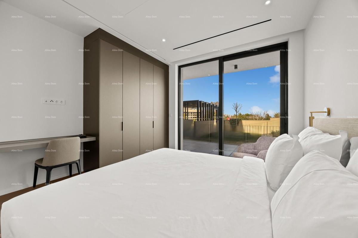 Primo fila al mare! Casa di lusso a Umago, a 300 m dal mare - perfetta per famiglie con comfort moderni.