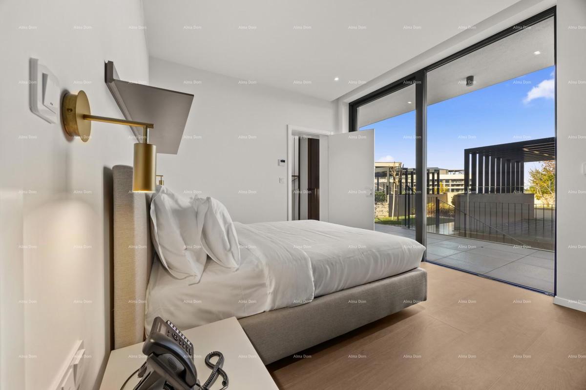 Primo fila al mare! Casa di lusso a Umago, a 300 m dal mare - perfetta per famiglie con comfort moderni.