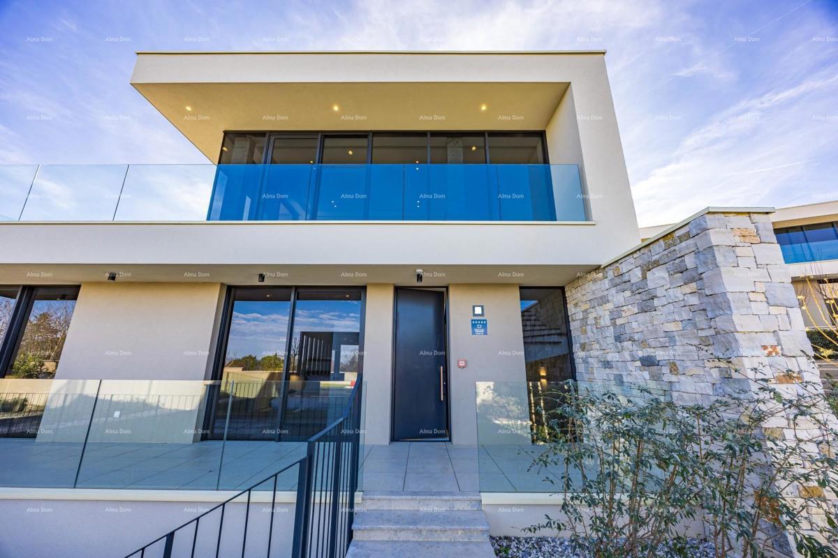 Primo fila al mare! Casa di lusso a Umago, a 300 m dal mare - perfetta per famiglie con comfort moderni.