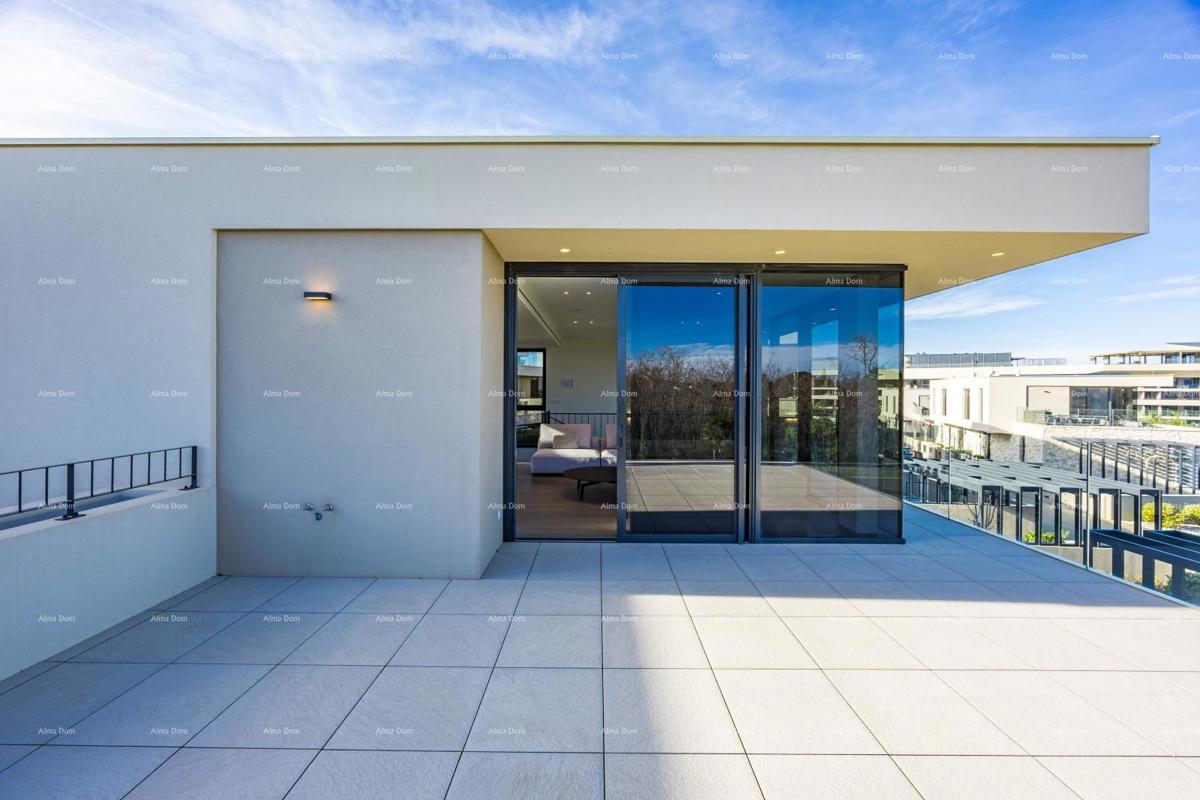 Primo fila al mare! Casa di lusso a Umago, a 300 m dal mare - perfetta per famiglie con comfort moderni.