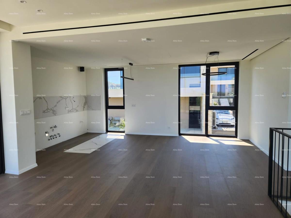 Casa di lusso a Umago, 300 m dal mare - perfetta per famiglie con comfort moderni