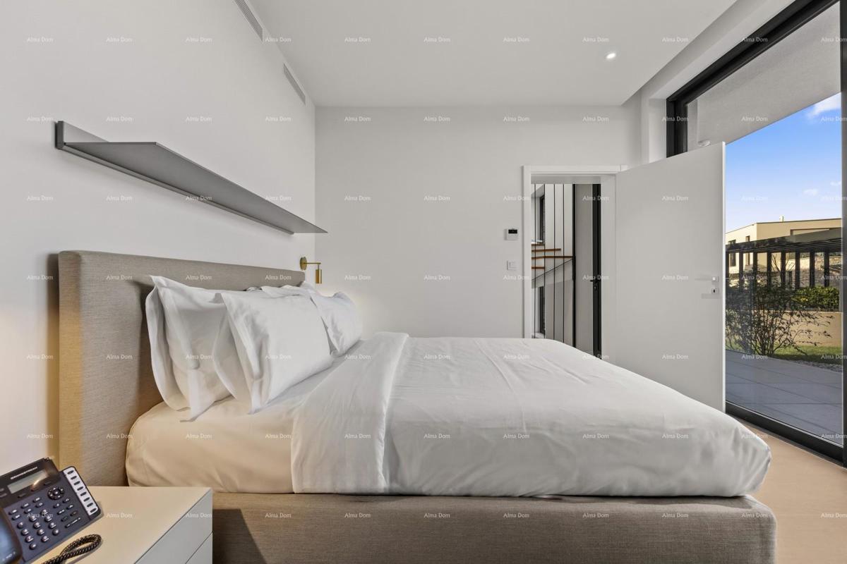 Primo fila al mare! Casa di lusso a Umago, a 300 m dal mare - perfetta per famiglie con comfort moderni.