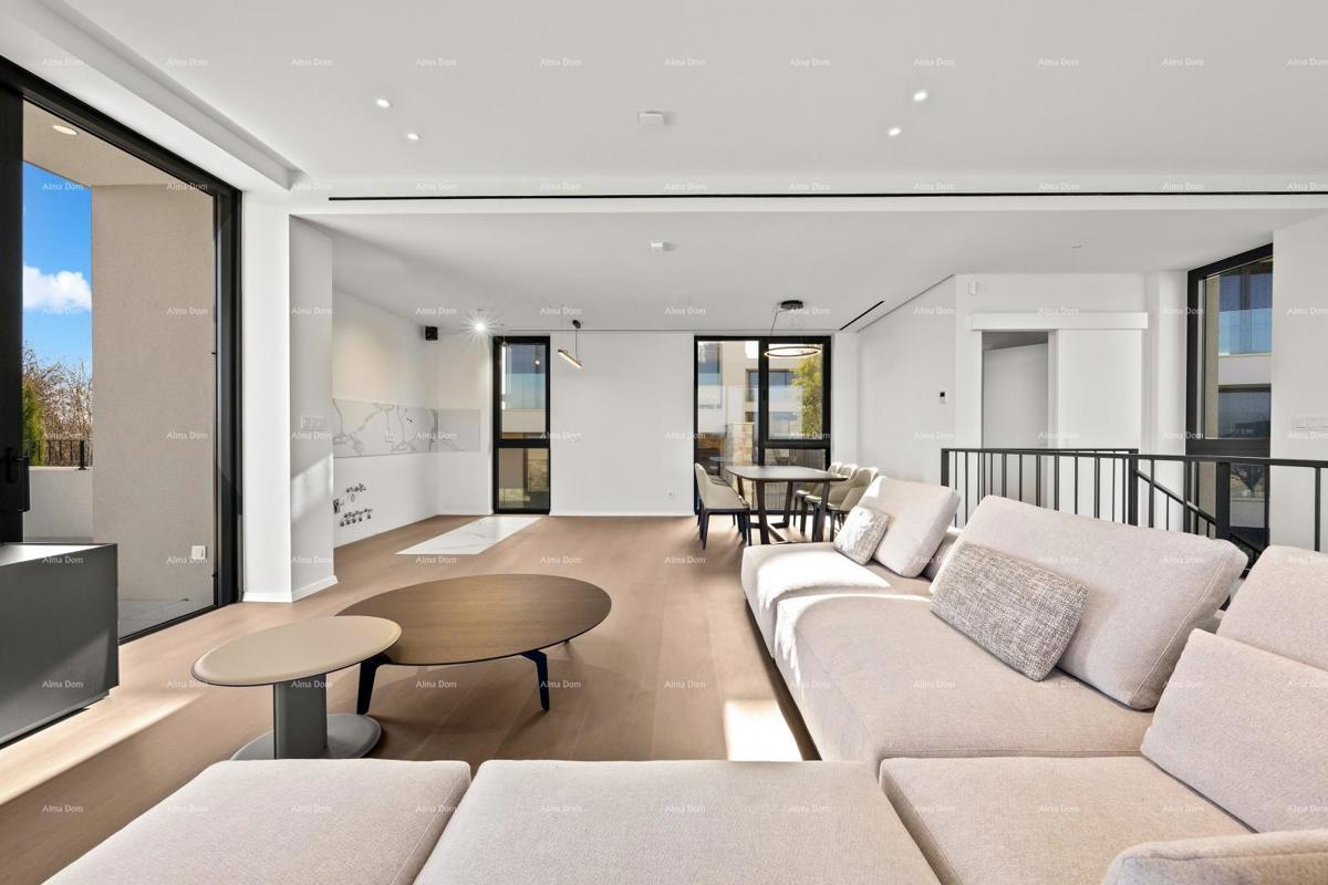 Primo fila al mare! Casa di lusso a Umago, a 300 m dal mare - perfetta per famiglie con comfort moderni.